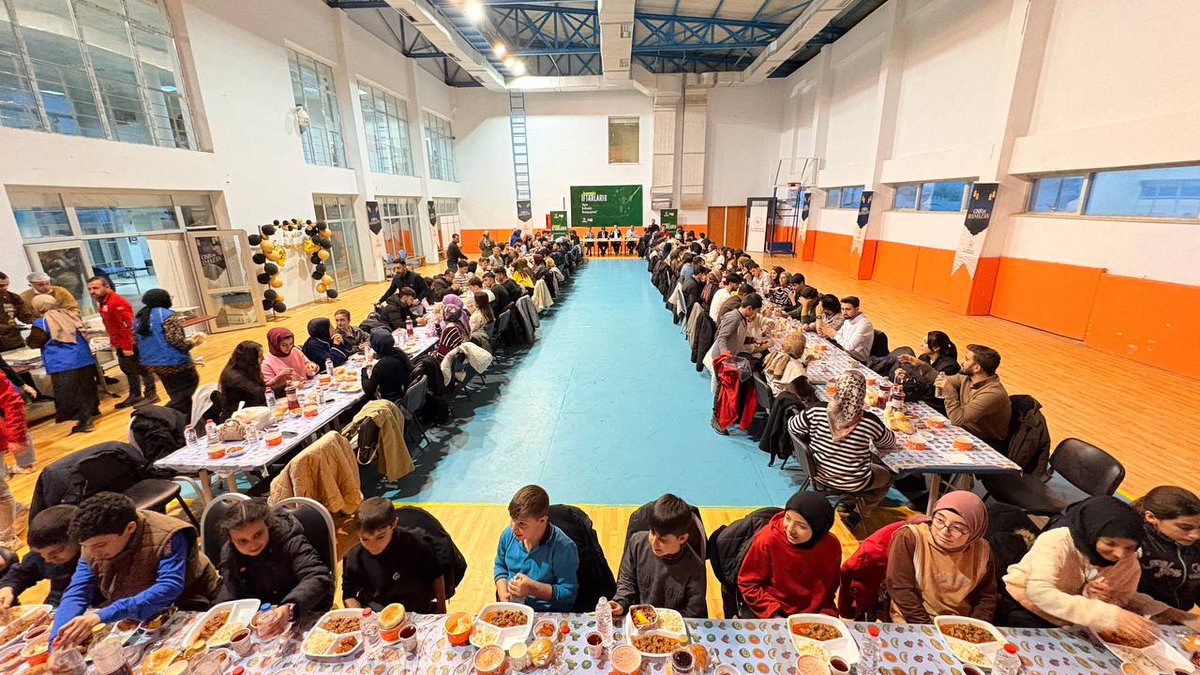GSB_BitlisGM's tweet photo. İftarımızı gönüllü gençlerimizin katılımıyla gerçekleştirdik.🌙✨️

Birlik ve beraberliğin en güzel örneklerinden birini yaşadığımız bu anlamlı akşamda; paylaşmanın ve kardeşliğin sıcaklığını hep birlikte hissettik.😊

Birlikte daha nice iftarlarda buluşmak dileğiyle🤍
#GSBGM https://t.co/8GT0g7L1Ua