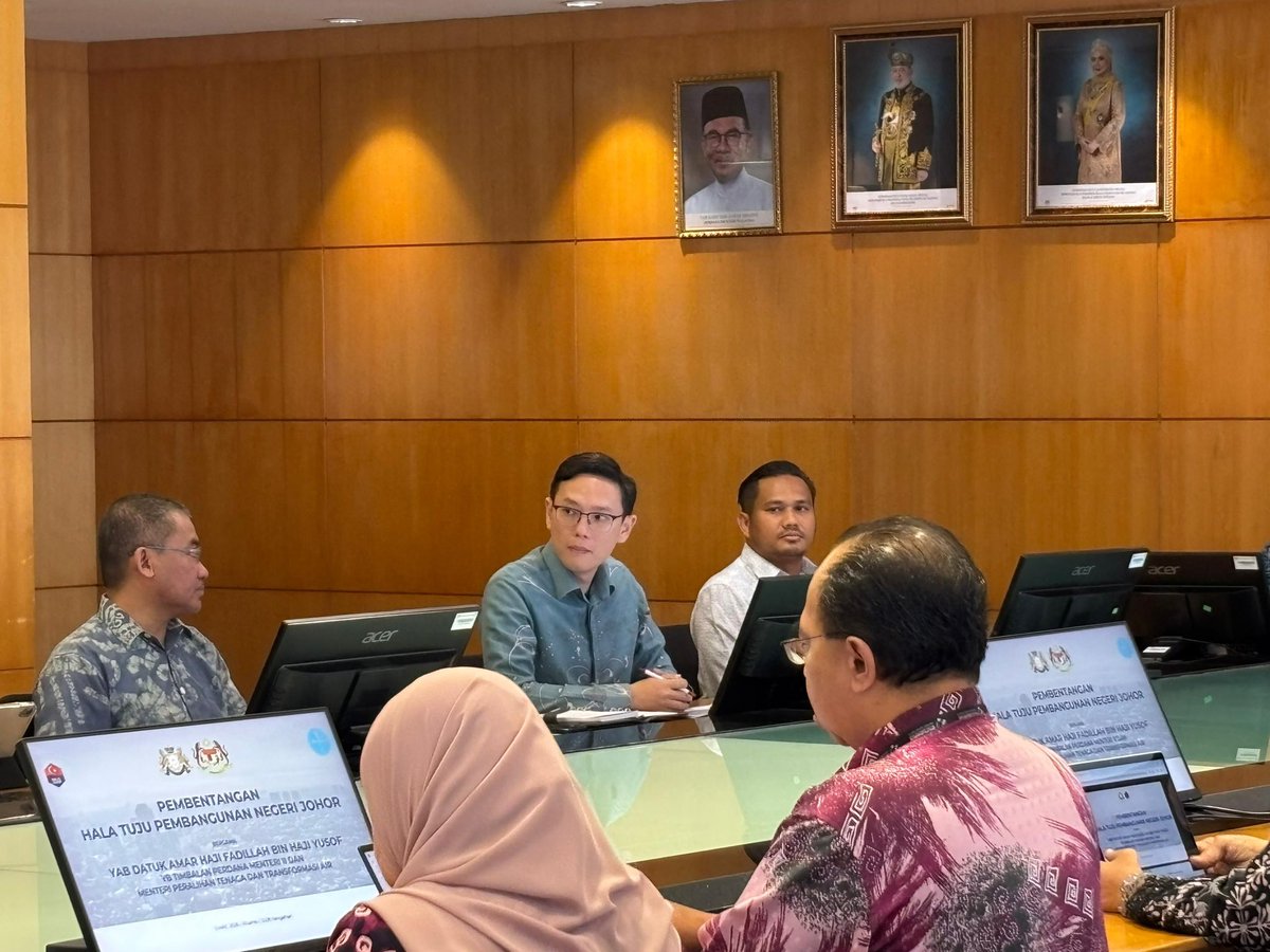 LeeTingHan90's tweet photo. Mengiringi YAB Dato’ Onn Hafiz Ghazi, Menteri Besar Johor bersama delegasi Kerajaan Negeri Johor dalam sesi perbincangan bersama YAB Datuk Amar Haji Fadillah bin Haji Yusof, Timbalan Perdana Menteri II merangkap Menteri Peralihan Tenaga dan Transformasi Air (PETRA).

Perbincangan ini memberi ruang kepada Kerajaan Negeri Johor untuk membentangkan hala tuju pembangunan Negeri Johor yang sedang dan akan dilaksanakan, demi memastikan kemakmuran serta kesejahteraan Bangsa Johor terus terpelihara.

Kerajaan Negeri Johor terus komited memastikan pembangunan yang dirancang bukan sahaja bersifat jangka pendek, malah mengambil kira keperluan masa depan negeri yang sedang pesat berkembang. Antara fokus utama yang dibentangkan termasuk usaha memperkukuh sistem bekalan air negeri melalui pembinaan loji rawatan air baharu, projek takungan air pinggiran sungai serta peningkatan infrastruktur saliran dan penggantian paip lama bagi memastikan bekalan air yang stabil dan mampan untuk rakyat serta sektor industri.  ￼

Selain itu, pelbagai inisiatif pembangunan turut dirancang bagi menangani cabaran banjir melalui projek tebatan banjir di beberapa kawasan utama, termasuk usaha melindungi komuniti setempat dan meningkatkan keselamatan kawasan berisiko. Kerajaan Negeri juga meneliti penambahbaikan infrastruktur utiliti dan tenaga bagi menyokong pertumbuhan ekonomi serta pembangunan kawasan strategik di Johor.  ￼

Dalam masa yang sama, perancangan jangka panjang turut mengambil kira pembangunan sektor tenaga boleh diperbaharui melalui inisiatif seperti Southern Johor Renewable Energy Corridor yang berpotensi menjadikan Johor sebagai hab tenaga bersih di rantau ini, sekali gus membuka peluang pelaburan baharu dan mencipta lebih banyak peluang ekonomi kepada rakyat.  ￼

Segala usaha ini mencerminkan komitmen Kerajaan Negeri Johor untuk terus bekerja keras, merancang secara strategik dan bekerjasama rapat dengan Kerajaan Persekutuan bagi memastikan setiap pembangunan yang dilaksanakan memberi manfaat nyata kepada Bangsa Johor.

Dengan perancangan yang tersusun dan sokongan semua pihak, kami amat yakin bahawa Johor akan terus melangkah ke hadapan sebagai negeri yang makmur, berdaya saing dan sejahtera untuk generasi masa kini dan masa hadapan.

陪同柔佛州务大臣拿督翁哈菲兹（YAB Dato’ Onn Hafiz Ghazi）及柔佛州政府代表团，与马来西亚副首相兼能源及水务转型部长拿督斯里法迪拉·尤索夫举行交谈会议。

此次会谈让柔佛州政府有机会汇报柔佛州当前及未来的发展方向与规划，以确保柔佛民族（Bangsa Johor）的繁荣与福祉持续得到保障。

柔佛州政府始终致力于推动全面且具前瞻性的州发展规划，不仅着眼于当前需求，也充分考量柔佛州在快速发展背景下的长远发展。此次汇报重点之一，是进一步强化州内供水体系，包括建设新的滤水厂、推进河岸储水工程（TAPS），以及提升排水系统与更换老旧水管，确保人民与工业领域都能获得稳定且可持续的供水保障。

与此同时，州政府也积极推动多项发展计划，以应对水灾挑战，其中包括在多个重点地区实施防洪工程，加强社区防护能力，并提升高风险地区的整体安全水平。柔佛州政府也持续检视并提升基础设施、公用事业及能源系统，以配合柔佛州经济持续增长及重点区域的发展需求。

在长远规划方面，州政府亦着重推动可再生能源领域的发展，例如“南柔佛可再生能源走廊”（Southern Johor Renewable Energy Corridor）计划。该计划有望将柔佛打造成为区域性的清洁能源枢纽，同时吸引更多投资，并为人民创造更多经济与就业机会。

这一系列举措充分体现柔佛州政府持续努力、周密规划，并与联邦政府紧密合作的坚定承诺，确保各项发展计划都能为柔佛人民带来实际而长远的福祉。

在完善规划与各方支持下，我们深信柔佛将继续稳步向前发展，迈向更加繁荣、具竞争力与充满活力的未来，为当代与未来世代创造更美好的生活环境。

#LTH #LeeTingHan #BangsaJohor #MajuJohor #Johor