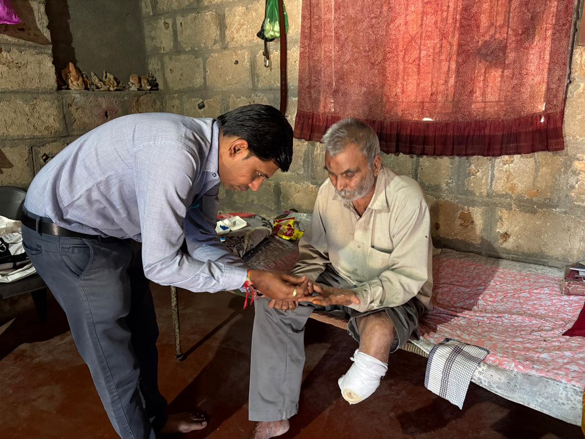 આજ રોજ આયુષ્યમાન આરોગ્ય મંદિર શાંતલપુર ખાતે ડાયાબીટીસ  ના દર્દી ની ઓપરેશન બાદ ગૃહ મુલાકાત કરવામાં આવી અને સુગર ચેક કરવામાં આવ્યું..... તથા આરોગ્યલક્ષી સલાહ આપવામાં આવી <a href="/KanzaPhc/">PHC_KANZA</a> <a href="/NHMGujarat/">NHM Gujarat</a> <a href="/MoHFW_INDIA/">Ministry of Health</a> <a href="/Tho_Vanthali/">THO_VANTHALI</a>