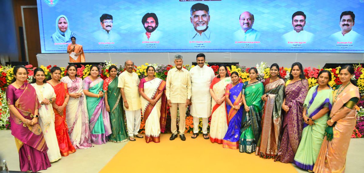 galla_madhavi's tweet photo. విజయవాడలో జరుగుతున్న ఎమ్మెల్యే, ఎమ్మెల్సీల సాంస్కృతిక కార్యక్రమానికి హాజరైన గుంటూరు పశ్చిమ నియోజకవర్గ ఎమ్మెల్యే శ్రీమతి గళ్ళా మాధవి గారు, గళ్ళా రామచంద్రరావు గారు.

#GallaMadhavi
#MLAGunturWest
#GallaRamachandraRao
#GunturWest
#Vijayawada
#CulturalProgramme
#APLegislature
#CulturalEvening
#PublicRepresentatives
#AndhraPradesh @iTDP_Official  @JaiTDP @naralokesh @ncbn  @JanaSenaParty @PawanKalyan