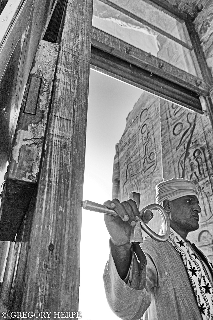 "Stone-born men" series

En Égypte, à l’ombre des pierres millénaires, ils veillent &amp; gardent  l’entrée d’un monde vieux de cinq mille ans.
Ils ne sont ni prêtres ni pharaons. Pourtant, ils appartiennent au temple.
#Egypt #photooftheday #photograghy