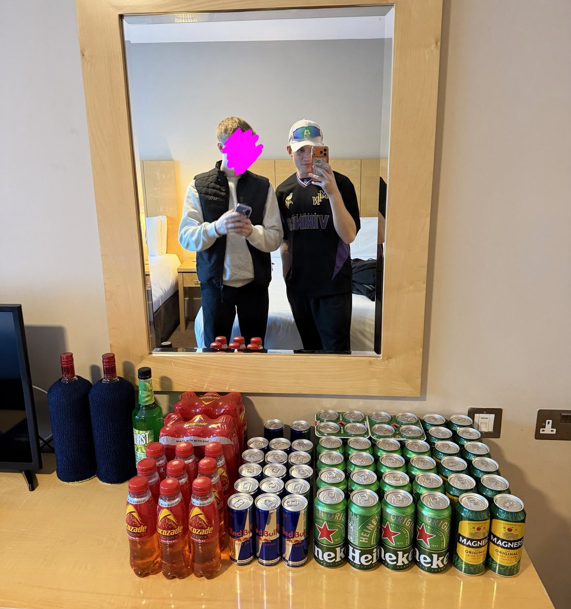 CiaranDanielz's tweet image. No honey, we have *hotel bar* at home
Hotel bar at “home”(hotel room): 🤣🤣🤣🤣