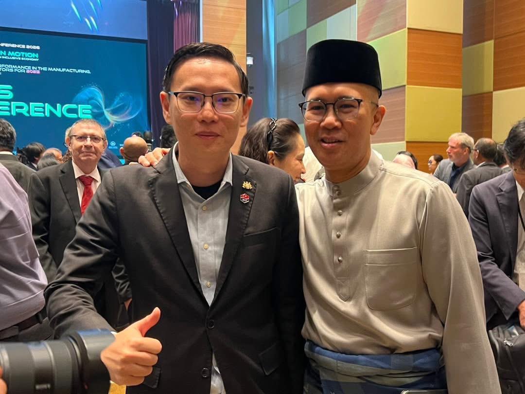 LeeTingHan90's tweet photo. Dengan sukacitanya pagi ini diumumkan bahawa Johor telah mencatatkan jumlah pelaburan tertinggi di Malaysia bagi tahun 2025, dengan nilai pelaburan diluluskan sebanyak RM110 bilion.

Jumlah ini mengatasi negeri-negeri lain termasuk:
 • Selangor – RM83.9 bilion
 • Kuala Lumpur – RM63.3 bilion
 • Pulau Pinang – RM32.9 bilion
 • Kedah – RM27.8 bilion

Ini bukan sahaja merupakan rekod tertinggi dalam sejarah Johor, malah rekod tertinggi yang pernah dicapai oleh mana-mana negeri di Malaysia. Lebih signifikan, jumlah ini juga mewakili 25.77% daripada keseluruhan pelaburan yang diluluskan di Malaysia pada tahun 2025, sekali gus menunjukkan peranan Johor sebagai pemacu utama pertumbuhan pelaburan negara.

Dalam konteks pembangunan negara, pelaburan antara negeri-negeri di Malaysia saling melengkapi antara satu sama lain, bagi memperkukuh keseluruhan ekosistem ekonomi negara. Dalam ekosistem ini, Johor melengkapkan rantaian nilai negara melalui kekuatan dalam sektor pembuatan maju, pusat data, logistik, tenaga hijau serta integrasi ekonomi rentas sempadan.

Prestasi cemerlang Johor dipacu khusus oleh momentum yang semakin kukuh daripada Zon Ekonomi Khas Johor–Singapura (JS-SEZ). Dengan pelancaran Blueprint JS-SEZ pada akhir bulan ini serta pengenalan rangka kerja insentif baharu oleh MIDA baru-baru ini, Johor kini berada dalam kedudukan yang lebih strategik untuk menarik pelaburan berkualiti tinggi dari seluruh dunia. 

Kejayaan Johor ini bukan berlaku secara kebetulan. Ia adalah hasil gabungan masa yang tepat, lokasi yang tepat dan strategi pembangunan yang tepat.

Dunia kini sedang melalui perubahan besar seperti penyusunan semula rantaian bekalan global, perkembangan pesat ekonomi digital serta peralihan tenaga hijau. Johor bergerak selari dengan dasar pembangunan nasional seperti:
 • New Industrial Master Plan 2030 (NIMP 2030)
 • National Semiconductor Strategy (NSS)
 • National Energy Transition Roadmap (NETR)

Di peringkat negeri pula, semua usaha ini digerakkan secara tersusun melalui Agenda Maju Johor serta Johor Economic Transformation Programme, yang menjadi kerangka utama bagi mempercepat pembangunan ekonomi negeri.

Yang lagi penting ialah pelaksanaan yang berkesan. Di bawah kepimpinan YAB Dato’ Onn Hafiz Ghazi, Menteri Besar Johor, kerajaan negeri telah mengamalkan pendekatan penyelarasan pelaburan yang proaktif dan berkesan.

YAB Menteri Besar sendiri mempengerusikan mesyuarat penyelarasan pelaburan setiap bulan, menghimpunkan agensi negeri, agensi Persekutuan serta penyedia utiliti utama bagi memastikan:
 • kelulusan projek lebih pantas
 • penyelarasan antara agensi lebih efektif
 • isu pelabur dapat diselesaikan dengan segera.

Pendekatan ini telah menjadi antara faktor utama yang meningkatkan keyakinan pelabur terhadap Johor.

Pelaburan yang diluluskan di Johor bagi tahun 2025 akan mewujudkan sebanyak 24,584 peluang pekerjaan baharu kepada Bangsa Johor, sekali gus memperkukuh asas ekonomi negeri dan membawa manfaat langsung kepada rakyat.

Kami merakamkan setinggi-tinggi penghargaan kepada seluruh pasukan Kerajaan Negeri dan Persekutuan yang telah bekerja keras menjayakan pencapaian ini.

Johor akan terus komited dan yakin untuk mengekalkan momentum ini, selaras dengan aspirasi Maju Johor 2030, bagi memastikan pelaburan yang masuk bukan sahaja meningkatkan angka ekonomi, tetapi juga mencipta pekerjaan berkualiti, memperkukuh ekosistem industri strategik dan membawa kemakmuran jangka panjang kepada Bangsa Johor.

Terima kasih.

今天上午马来西亚贸工部欣然宣布柔佛在2025年录得全马最高投资额，全年批准投资额达到 1100亿令吉。

这一数字超过其他州属，包括：
• 雪兰莪州 – 839亿令吉
• 吉隆坡 – 633亿令吉
• 槟城 – 329亿令吉
• 吉打 – 278亿令吉

这不仅是柔佛历史上的最高纪录，更是马来西亚任何州属有史以来所取得的最高投资额。更为重要的是，这一数字也占 2025年马来西亚全国批准投资总额的25.77%，显示柔佛在推动国家投资增长方面发挥着关键作用。