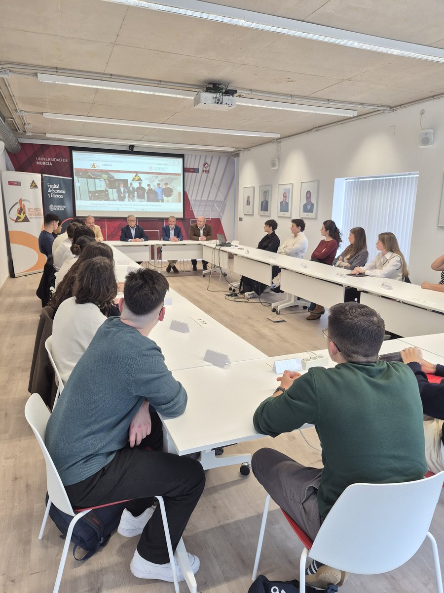 Facultad de Economía y Empresa UMU tweet media