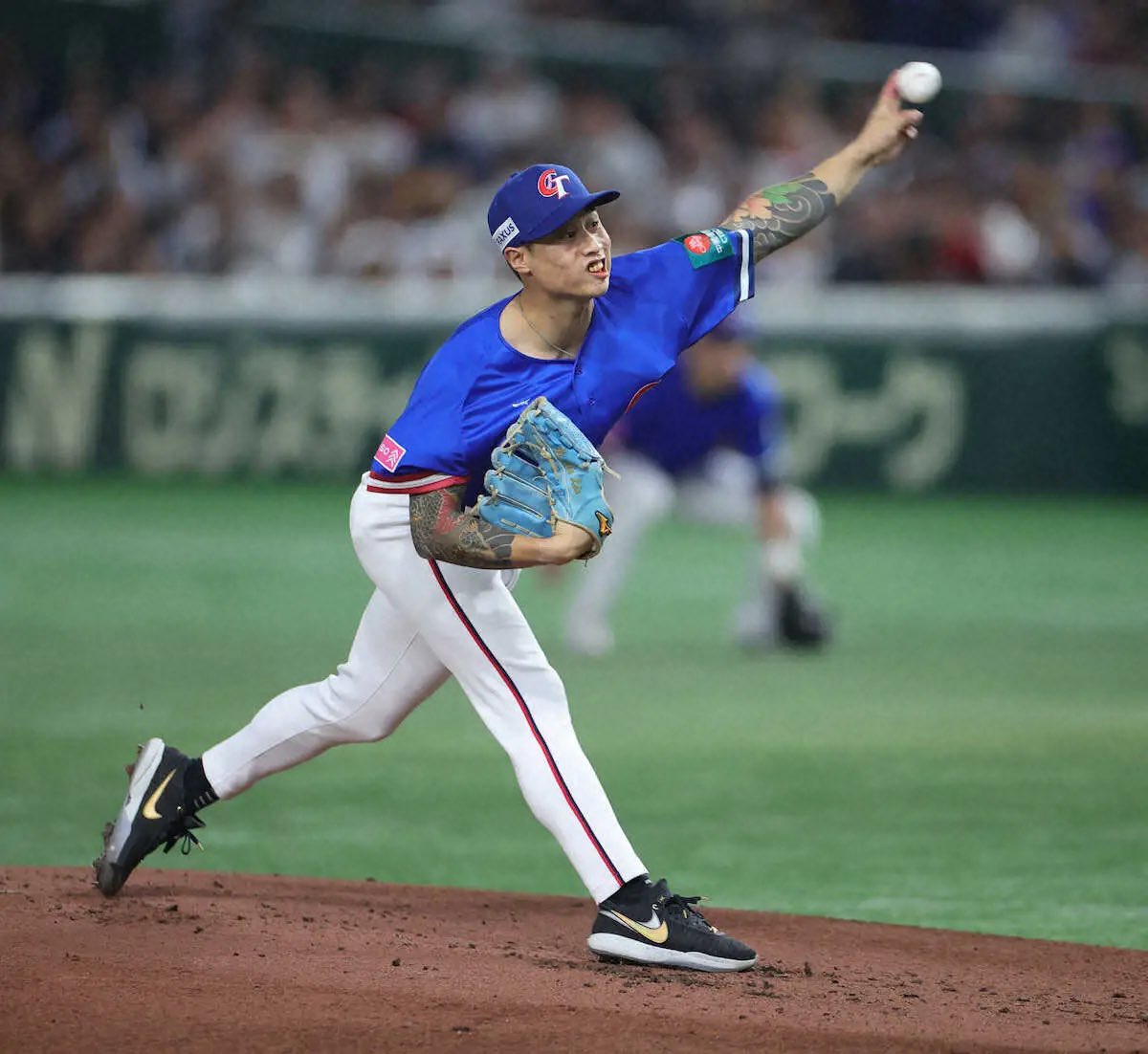 ShinjukuSokai's tweet photo. 台湾の林昱珉選手の和彫りが話題だが、台北高雄あたりには和彫り専門の有名彫り師がかなりいて、国際コンテストで賞を取る台湾人和彫り師も多いんだよな。
日本統治時代に浮世絵を通じて和彫り図柄が入って台湾黒社会でも大人気になったが、先住���は本来トライバル文化だった。 https://t.co/UvkUZFoJs8