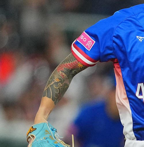 ShinjukuSokai's tweet photo. 台湾の林昱珉選手の和彫りが話題だが、台北高雄あたりには和彫り専門の有名彫り師がかなりいて、国際コンテストで賞を取る台湾人和彫り師も多いんだよな。
日本統治時代に浮世絵を通じて和彫り図柄が入って台湾黒社会でも大人気になったが、先住���は本来トライバル文化だった。 https://t.co/UvkUZFoJs8