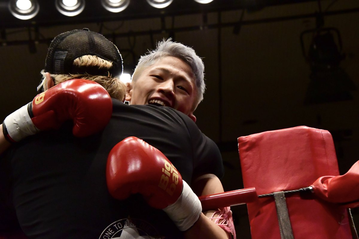 怜虎選手が脩真選手に1R TKO勝ちでBigbangスーパーフェザー級王座挑戦者に決定。怜虎選手の感情も大爆発してコーナーに登って勝ち名乗りを。怜虎選手の見事な1R TKO勝ちに赤コーナー側で前原兼清KSR GYM代表が実にホッとした表情を見せていたのが印象的だった。
#bigbang_kick