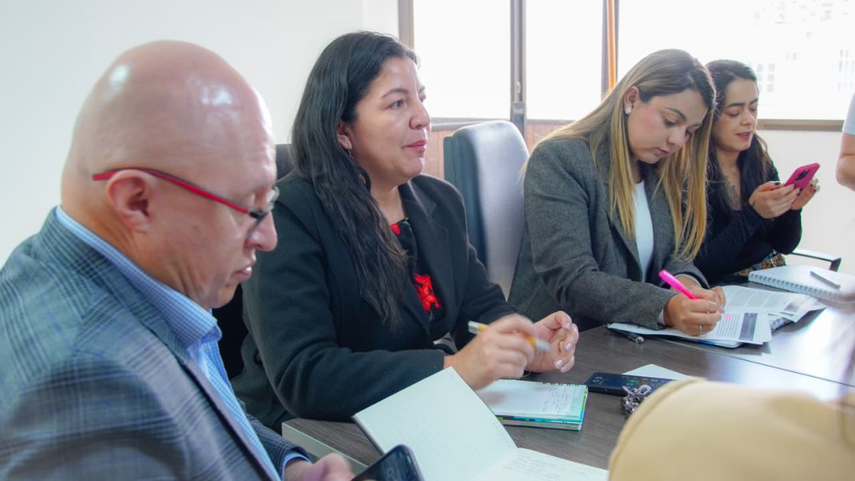 MinAgricultura's tweet photo. #Agenda 🗓️ | En #Bogotá, la viceministra de Asuntos Agropecuarios, @GeidyOrtegaT, se reunió con @Fedecacao para seguir construyendo soluciones en conjunto que permitan fortalecer el sector cacaotero, uno de los más importantes para la producción colombiana. 🍫🌱

Desde el Gobierno Nacional avanzamos en la construcción de una hoja de ruta que aborda temas de financiamiento, sanidad, comercialización y articulación institucional, para enfrentar los retos del sector y proteger el crecimiento y las exportaciones de nuestro cacao. ✊

¡La #RevoluciónPorLaVida ❤️siembra futuro en el campo colombiano! 🌾🇨🇴