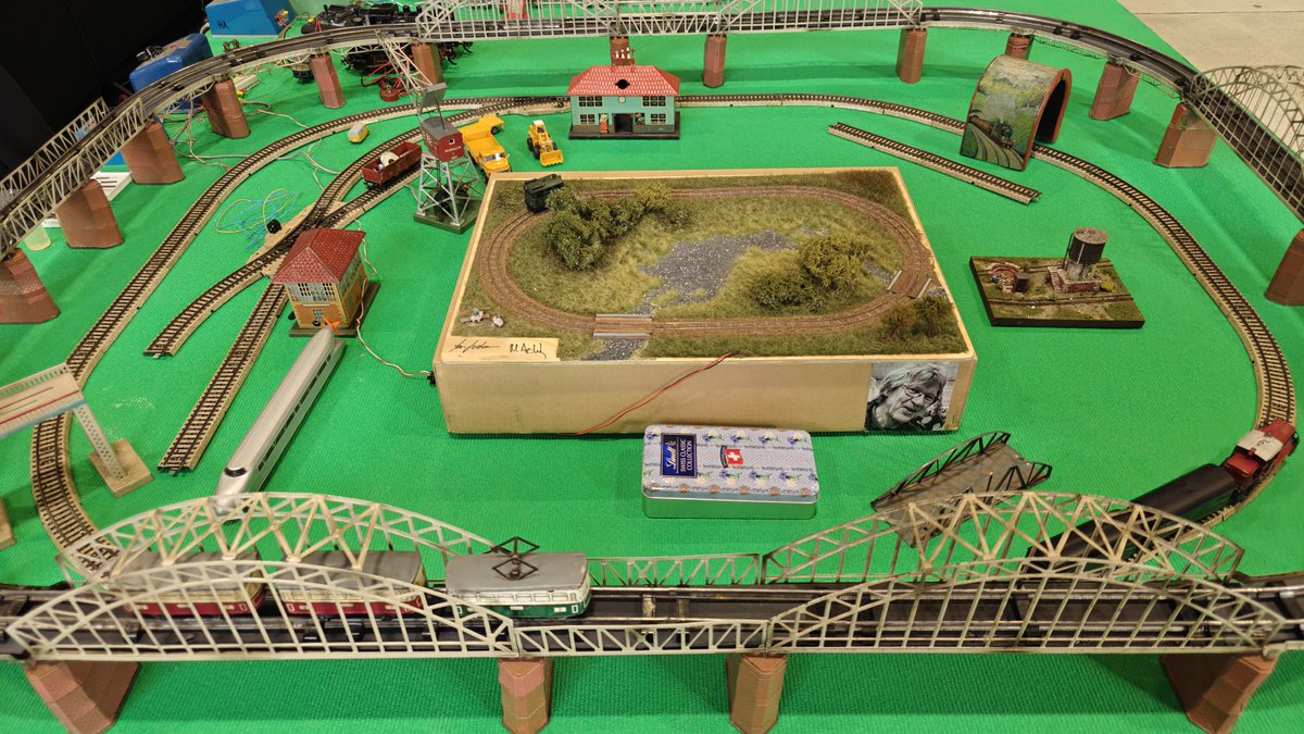 britainopello5's tweet photo. 1/n
#Maimarkt /Mannheim. Hier zunächst vor allem #Blechspielzeug in #Spur0 und andere Fahrzeuge in #Spur1. Es regieren die Herzen der Eisenbahnspieler. Je oller, desto doller.
8.3.2026 https://t.co/Q5NM7AUaK6
