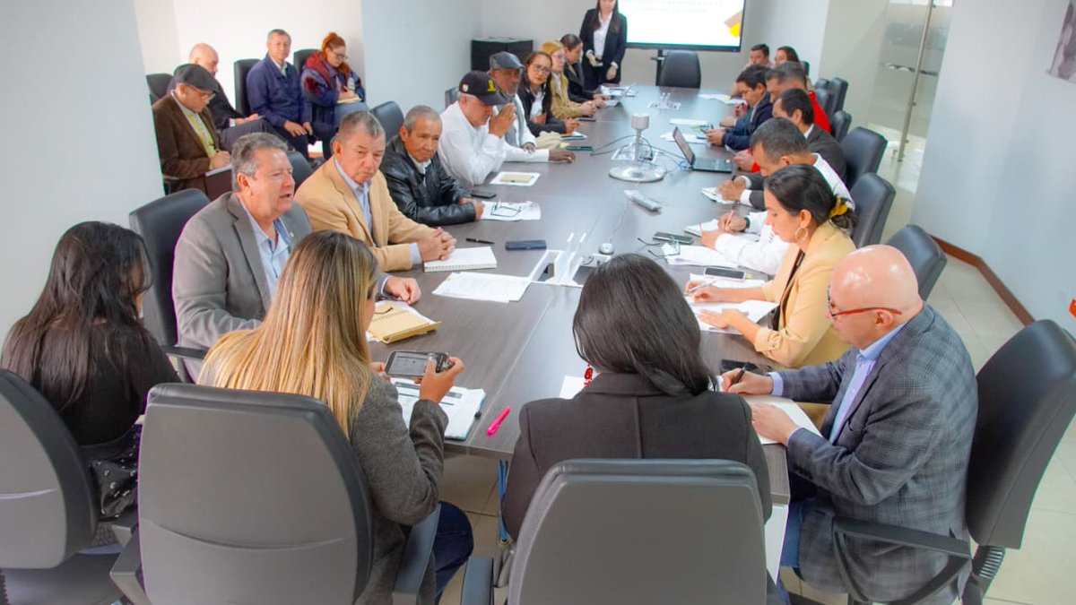 MinAgricultura's tweet photo. #Agenda 🗓️ | En #Bogotá, la viceministra de Asuntos Agropecuarios, @GeidyOrtegaT, se reunió con @Fedecacao para seguir construyendo soluciones en conjunto que permitan fortalecer el sector cacaotero, uno de los más importantes para la producción colombiana. 🍫🌱

Desde el Gobierno Nacional avanzamos en la construcción de una hoja de ruta que aborda temas de financiamiento, sanidad, comercialización y articulación institucional, para enfrentar los retos del sector y proteger el crecimiento y las exportaciones de nuestro cacao. ✊

¡La #RevoluciónPorLaVida ❤️siembra futuro en el campo colombiano! 🌾🇨🇴