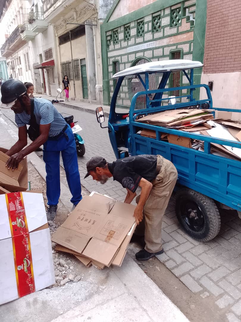 ¡El cartón es materia prima!
En cada barrio se sale a buscar, clasificarlo y llevarlo para que vuelva a transformarse.
Pequeñas acciones que sostienen la economía y cuidan el planeta.
Gracias a ellos ♻️
#ReciclajeUrbano #EconomíaDelReciclaje #Sostenibilidad