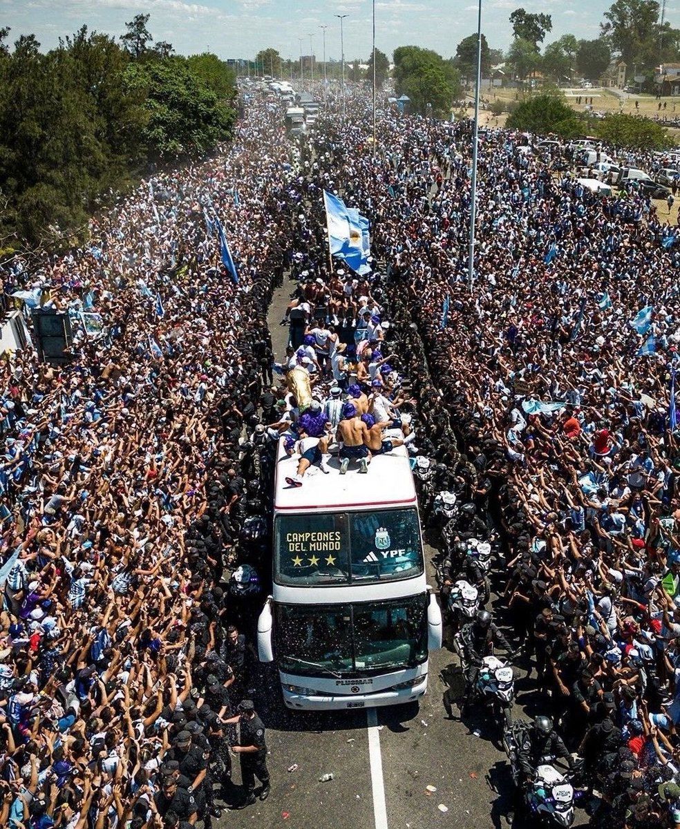 sofiatroilo's tweet photo. @fakealber Darle la espalda? Literalmente le mostraron la copa al pueblo en las calles.. mucho mejor que ir a un solo lugar … los kukas tienen la cabeza quemada para pensar https://t.co/89oxpGqQag
