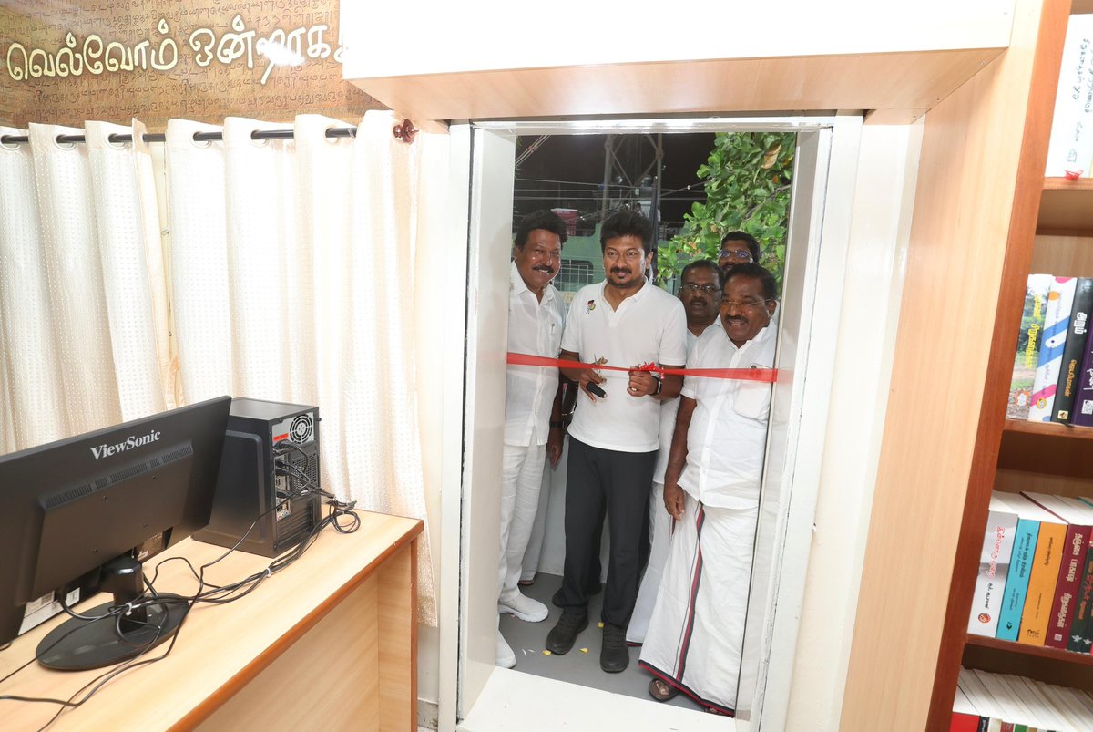 Udhaystalin's tweet photo. கழக அயலக அணி மாநில துணைச் செயலாளர் சகோதரர் ஏ. பாபு வினிபிரட் அவர்களின் ஏற்பாட்டில், கன்னியாகுமரி கிழக்கு மாவட்டம் குளச்சலில் முத்தமிழறிஞர் கலைஞர் பெயரிலான நூலகத்தை இன்றைய தினம் திறந்து வைத்தோம்.

மேலும், கழகத்தின் வளர்ச்சிக்காக தன்னலம் பாராது பல்வேறு போராட்டங்களையும் தியாகங்களையும் செய்த மூத்த முன்னோடிகள் 73 பேருக்கு பொற்கிழி வழங்கி, அவர்களது வாழ்த்துகளை பெற்றோம்.

கழகத்தின் மூத்த முன்னோடிகளின் நலனை காக்கும் வகையில், அவர்களுக்கு என்றும் துணை நிற்போம்.

@Manothangaraj  @MaheshRDMK