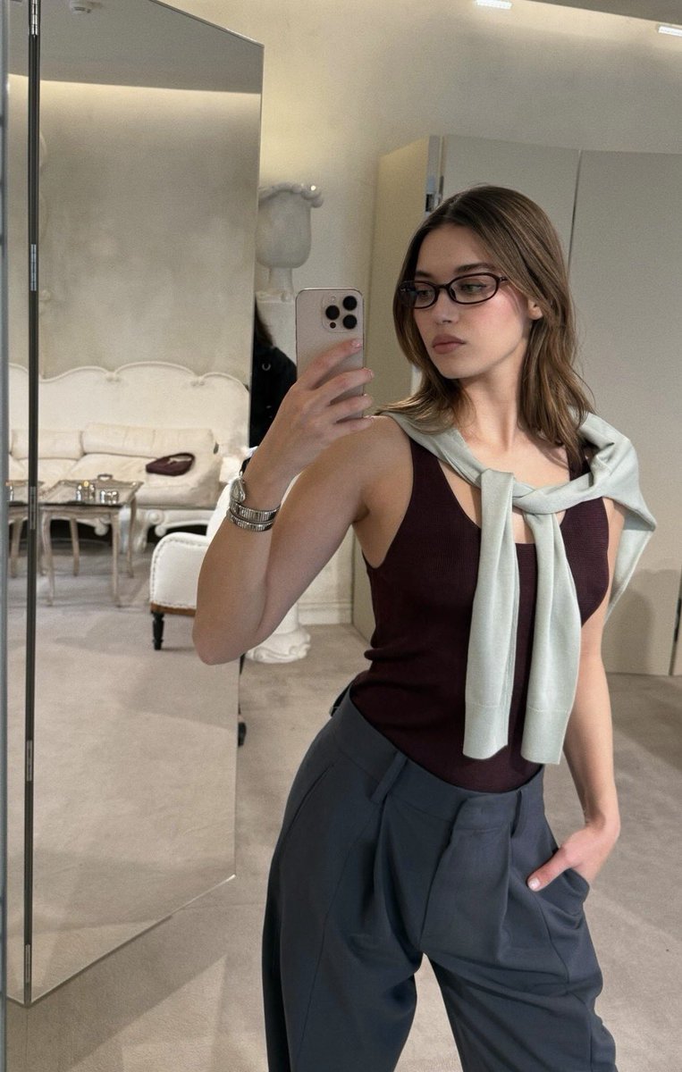 ABİ dizisinin güzel oyuncusu Afra Saraçoğlu’ndan yeni kare. Her hali ile güzel. 😍