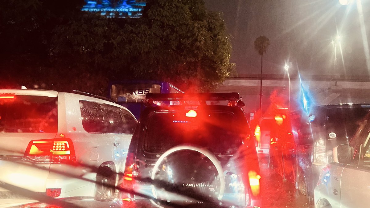 lyannegg's tweet photo. When it rains in Nairobi…just build a house where you have parked!!@SakajaJohnson https://t.co/yP9KGxIwub