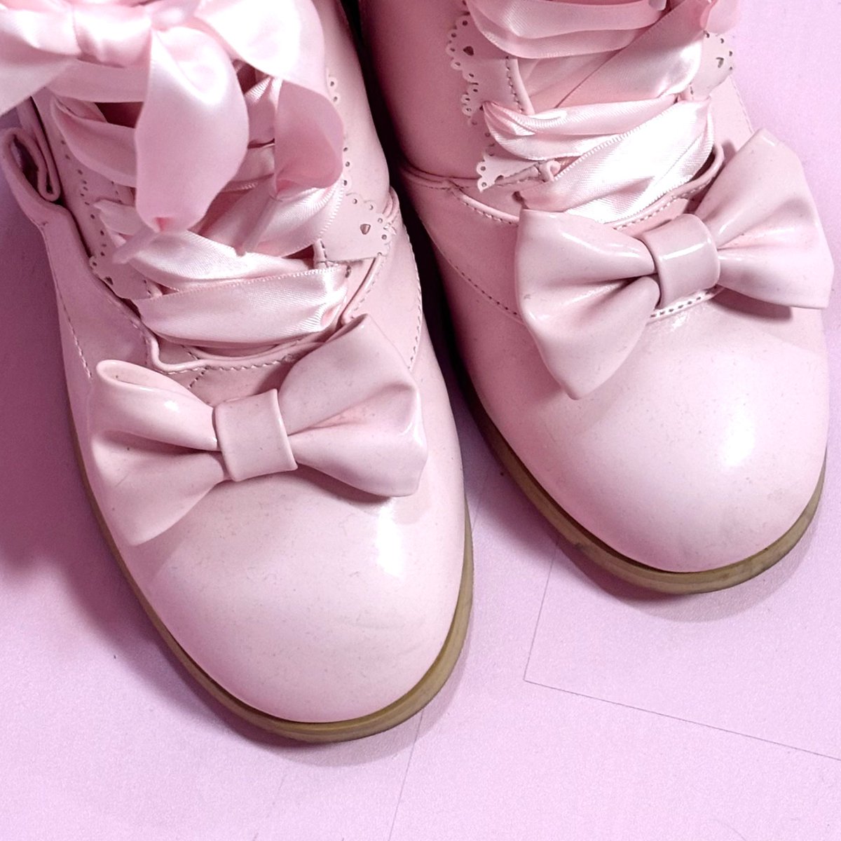 sheep puff
큐티 빈티지 미들부츠

38(240)사이즈 5.4cm굽

현물가 248위안 -> 운포 4

1회 외출
큰 하자 x, 앞코에 희미한 작은 오염 o
사진 확인해주세요!!

타래에 사진 추가합니다

서치어
로리타 로리타패션