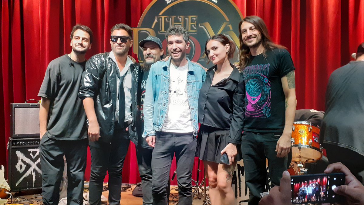 Lo de Aquino (<a href="/droganacional/">Guille Aquino</a>), <a href="/yquevtx/">Y Qué?</a> y <a href="/Vorterix/">Vorterix</a> en EL ROXY hoy fué espectacular. Necesitamos mas vivos así.

Y lo que suena CAMIONERO en vivo es una locura!