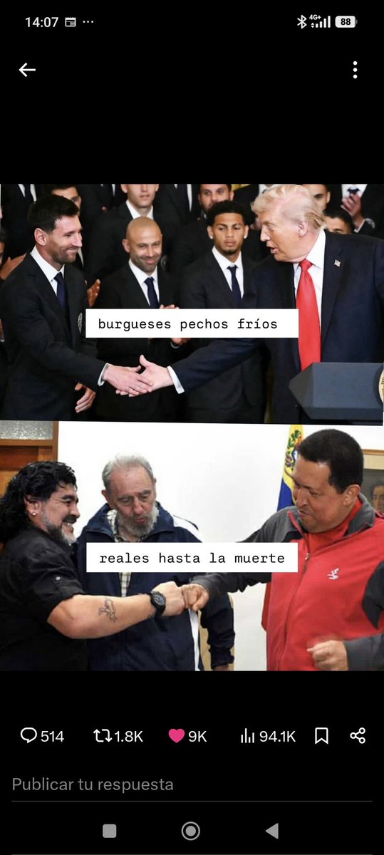 En la foto de arriba, muchachos millonarios y desclasados mascotas del poder, con uno de los dueños del circo. 
En la foto de abajo: los jugadores del pueblo.