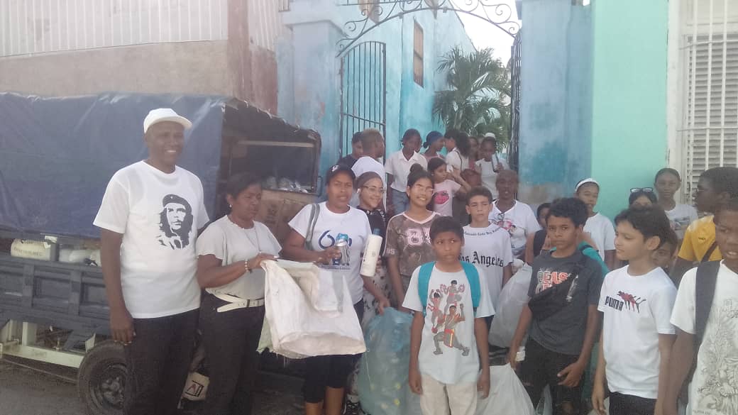 La UEBR 26 de Julio de conjunto con la OPJM realizan festival de materias primas en la escuela primaria Simón Bolívar y en las secundarias Roberto Rodríguez y Otto Parellada, aportando a la economía del país. #SantiagoDeCuba #RecuperamosValores
