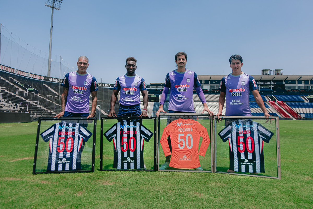 𝐔𝐧 𝐫𝐞𝐜𝐨𝐧𝐨𝐜𝐢𝐦𝐢𝐞𝐧𝐭𝐨 𝐩𝐨𝐫 𝐝𝐞𝐟𝐞𝐧𝐝𝐞𝐫 𝐥𝐚 𝐛𝐥𝐚𝐧𝐪𝐮𝐢𝐚𝐳𝐮𝐥. 💙

Paolo Guerrero, Eryc Castillo, Guillermo Viscarra y Fernando Gaibor recibieron un detalle por sus 50 partidos con la blanquiazul. ⚪️🔵

¡Gracias por dejarlo todo por este escudo!💙