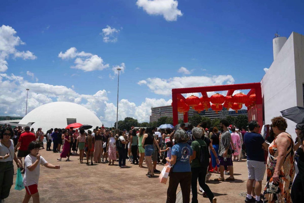 barbaralins's tweet photo. 🎉 Festival das Lanternas Chinesas (gratuito) na Biblioteca Nacional de Brasília! sábado, 7/3: dança do leão, trocas de Hanfu, caligrafia, tai chi e contação de histórias para crianças. Filmes, documentários e exposição até 15/3. Chegue cedo! https://t.co/7u4WuH53Xg