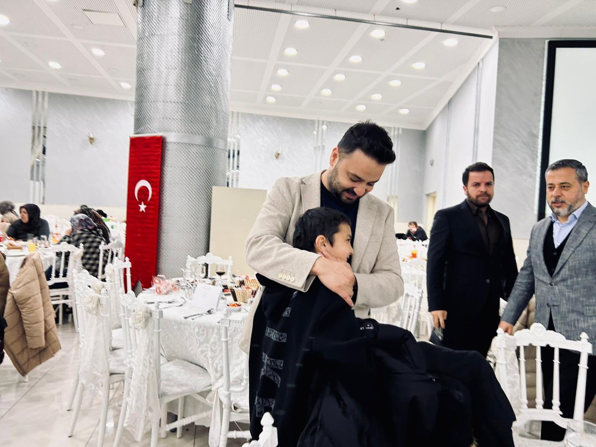 av_mfa's tweet photo. Milletvekilimiz @MvSuleymanOzgun , Merkez İlçe Başkanımız @SSonugelen , Kadın Kolları Başkanımız @CelebiElife , Gençlik Kolları Başkanımız @NecatiYurtbilir , ve teşkilat mensuplarımızla birlikte;

Nevşehir İHH’nın Ramazan ayının 15. günü vesilesiyle düzenlediği “Yetimler Günü” iftar programına katıldık. Bu bereketli günde soframızı kardeşlerimizle paylaşmanın mutluluğunu yaşadık.

Yetimlerimizin her zaman yanında olmaya devam edeceğiz. Bu anlamlı programı düzenleyen Nevşehir İHH Başkanı Tuncay Zeyd ve İHH ailesine teşekkür ediyoruz.