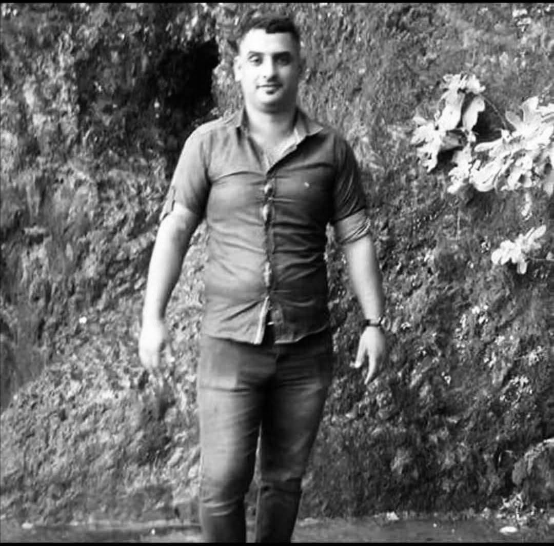 قصة حذيفة الجنابي

كان حذيفة احد منتسي القوات الامنية، ضمن صفوف الشرطة الاتحادية، وبعد سنوات من خدمته في صفوف القوات الحكومية طُرد بحجة انه من ابناء جرف الصخر، ونشرت منشوراً سابقاً على ذلك.

وعندما طُرد قبل فترة قصيرة من تهجير أهالي الناحية، بعدها عمل حمالاً في مدينة السليمانية