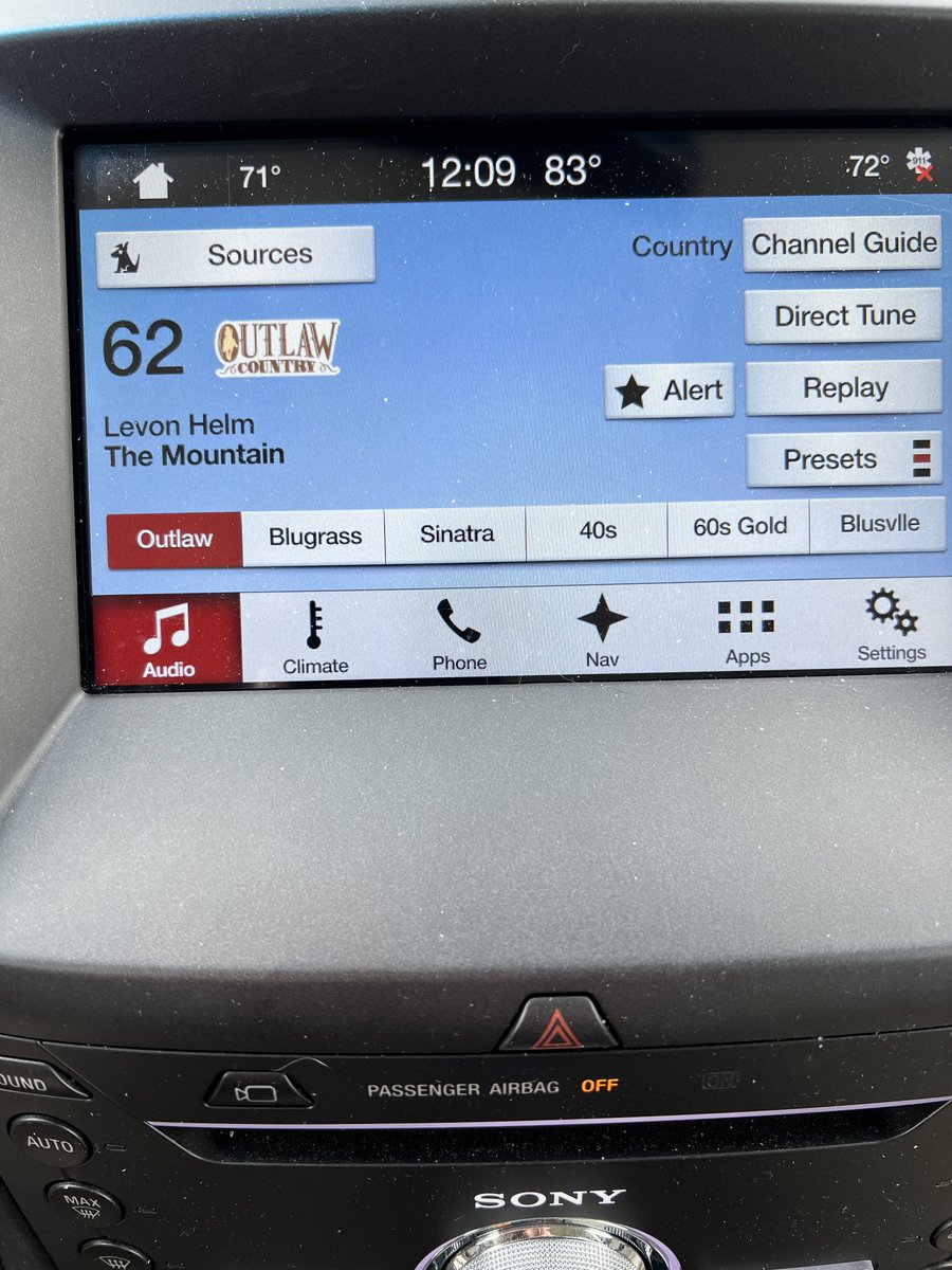 jackfromacworth's tweet image. ⁦@Elizabeth_Cook⁩ #ApronStrings 
This made my day, “The Mountain” written by #SteveEarle reminds me of my youth &amp;amp; mortality. I play along with it often. It’s my pinned tweet. Love ya!