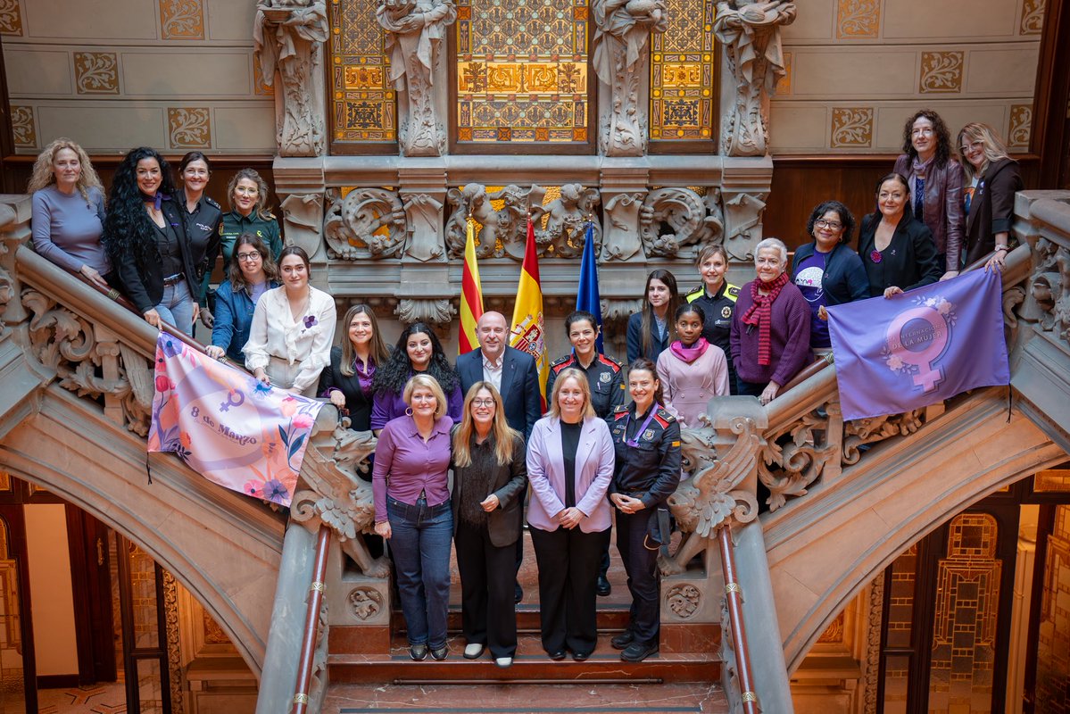 Avui, a la <a href="/DelegGobCAT/">Delegació del Govern a Catalunya</a>, hem compartit una trobada amb dones referents de diferents àmbits per commemorar el #8M.

Dones que, des de la cultura, l’educació, la seguretat, l’empresa o l’acció social i sindical, contribueixen cada dia a avançar cap a una societat més justa i