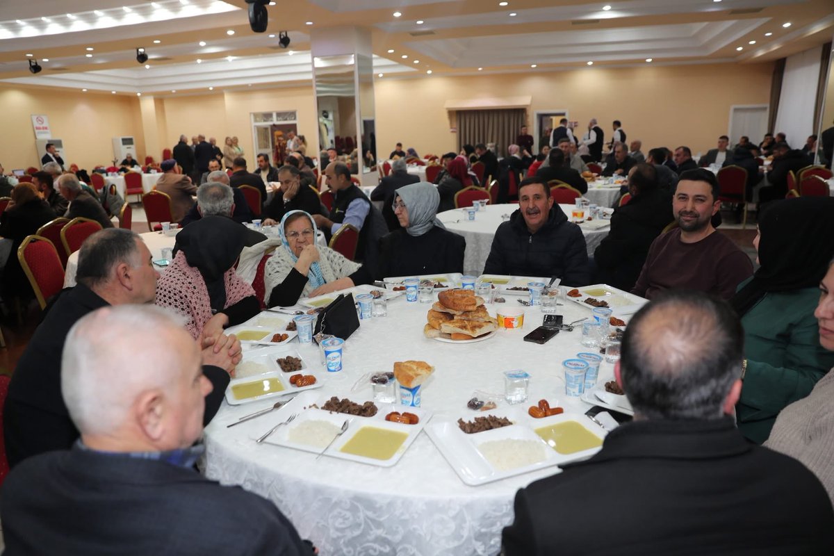 BelediyesiAyas's tweet photo. Ayaş’ta Gönül Sofrası

Ayaş Belediye Başkanımız Sayın İzzet DEMİRCİOĞLU; muhtarlar, sivil toplum temsilcileri, belediye meclis üyeleri, şehit aileleri ve gazilerimizle iftar sofrasında bir araya geldi.
Birlikte güçlüyüz, birlikte Ayaş’ız. https://t.co/YjnCnZUE40