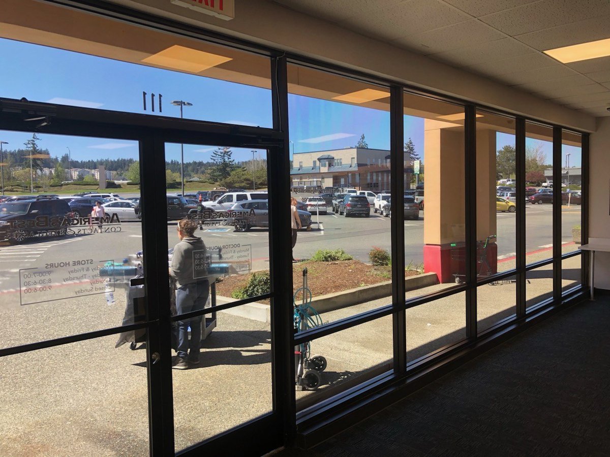 ECWTint's tweet photo. Discover the advantages of one-way mirror window film in commercial spaces! This innovative solution boosts privacy, allowing employees to see outside while preventing others from looking in. 

 #PrivacyFilm #OfficeWindowTinting #StorefrontTinting #MirrorTint https://t.co/DX0YeLPuYD
