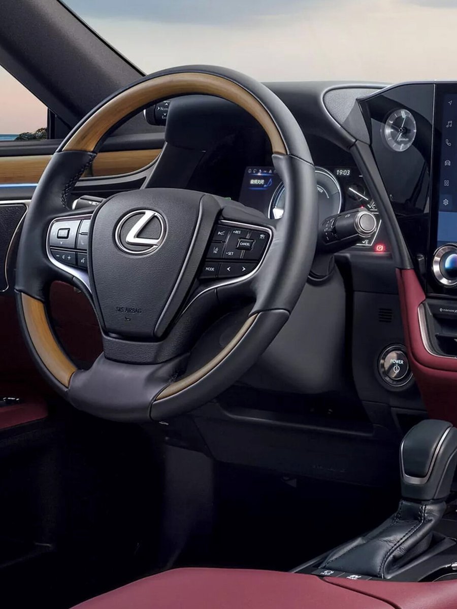 MotorShowme's tweet image. Introducing the Lexus ES 200 Moon Shadow Edition, featuring a distinctive two-tone exterior inspired by moonlight reflections. Powered by a 2.0L four-cylinder producing around 170 hp, it combines refined design with modern in-car technology
#LexusES #MoonShadowEdition #MotorShow