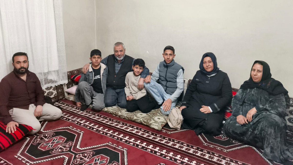 Eyyübiye’de kapılar da gönüller de her zaman açık.

İlçe Başkanımız Süleyman Elgün öncülüğünde; Yönetim Kurulu üyelerimiz, Kadın Kollarımız, Gençlik Kollarımız ve Belediye Meclis üyelerimizle birlikte hemşehrilerimizin hanelerine misafir oluyor, gönül sohbetleri