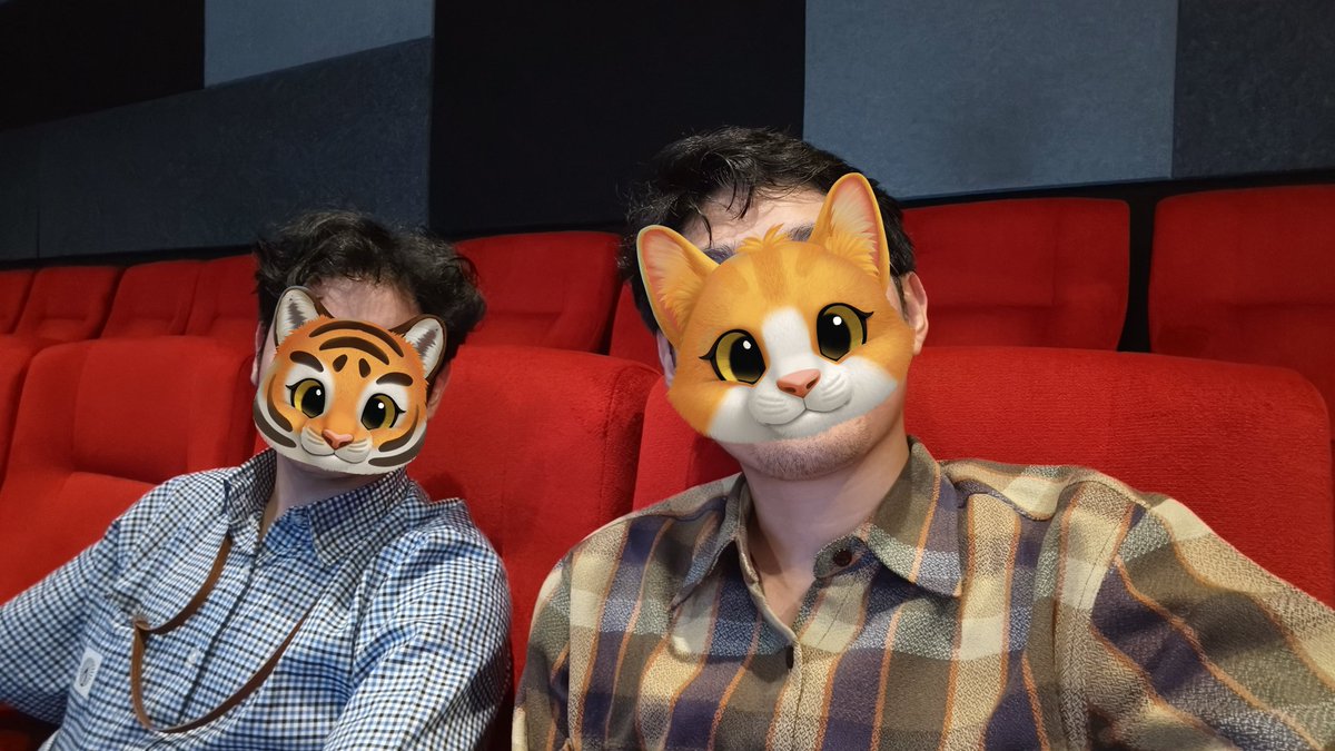 plusz_ultrax's tweet photo. movie night with my luv🥰🎬🍿 @markriian https://t.co/nvwXPTvT7R