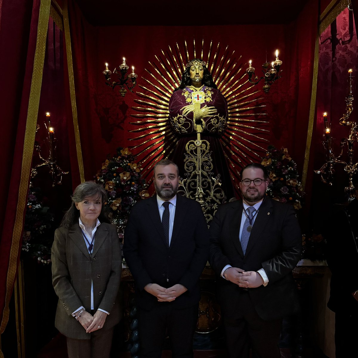 Madrid venera a <a href="/Hdad_DelPobre/">Hdad. Jesús El Pobre</a> 

Su saya morada, bordada en oro, llena de emoción y esperanza al pueblo de Madrid y a los miles de devotos que visitan San Pedro el Viejo este primer viernes de marzo.