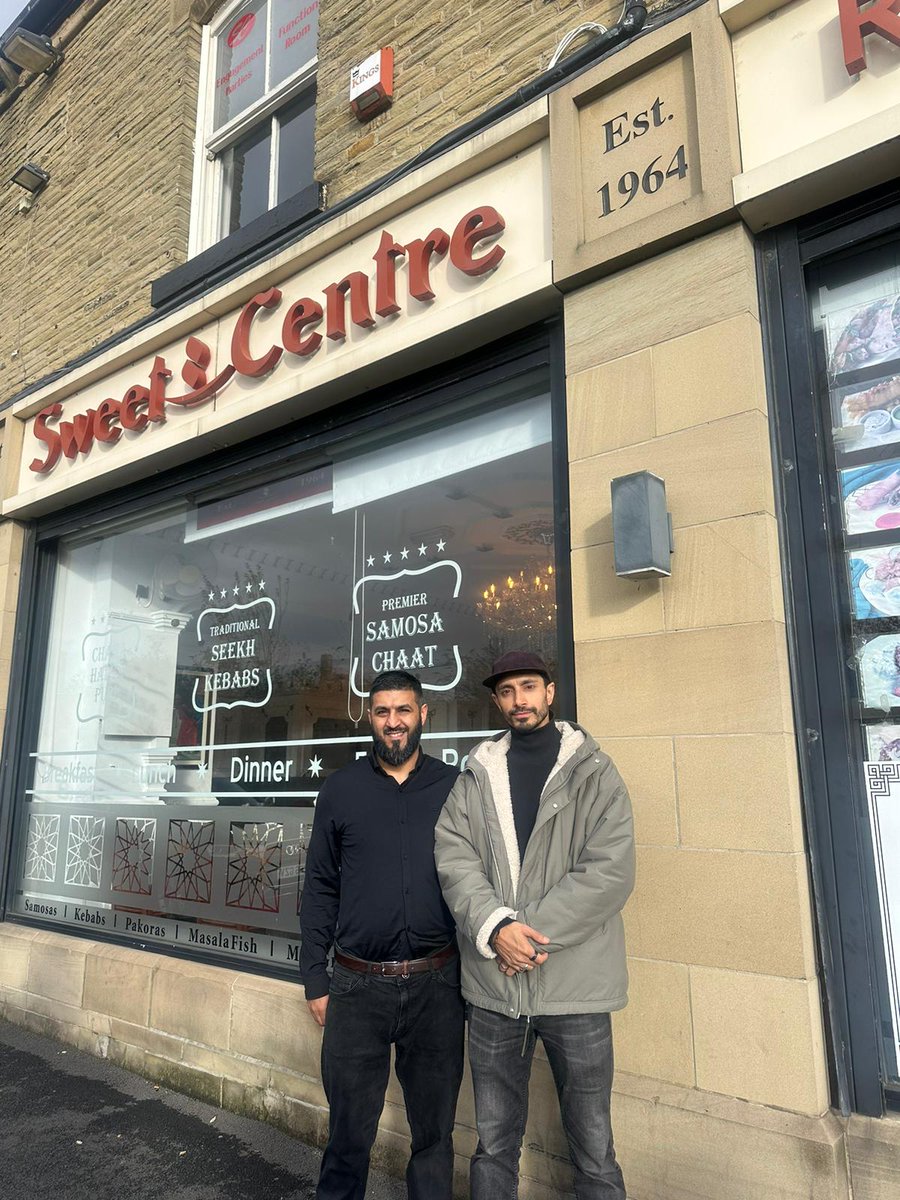 British actor Riz Ahmed dining at the legendary Sweet Centre Restaurant, 110 Lumb Lane 🍽️🔥
Serving authentic Kashmiri &amp; Asian cuisine since 1964 — from rich curries to seekh kebabs. A Bradford favourite for generations.

#bradford #currys #rizahmed #Oscars