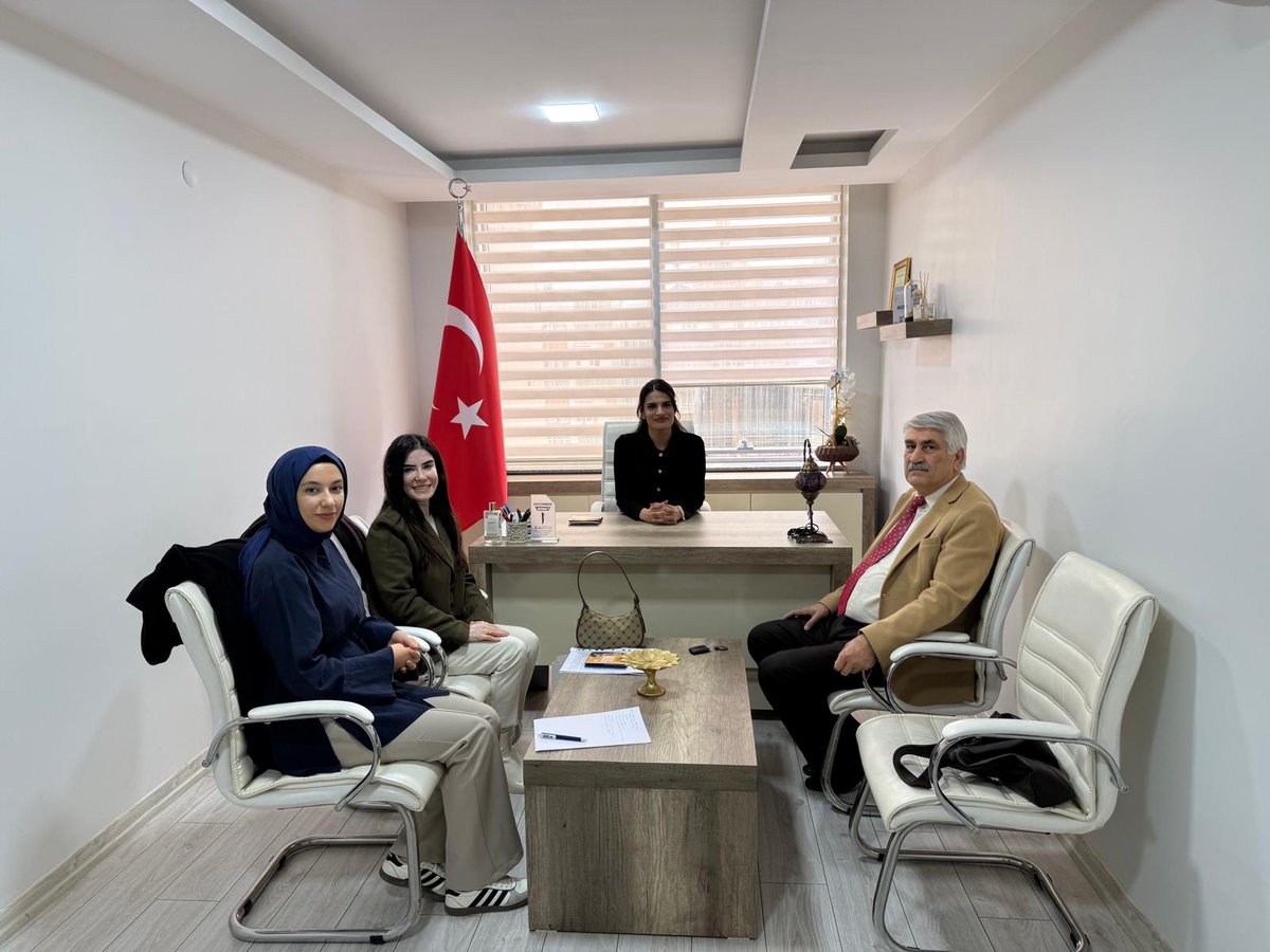 kadembatman's tweet photo. Batman Valiliği Açık Kapı Şube Müdürü Zeyneddin Şirinoğlu ile Sosyal Çalışmacılar Makbule Bulut ve Fatma Ateş, temsilcimiz Av. Merve Güzel’e nezaket ziyaretinde bulundular. Gerçekleştirilen projler hakkında bilgi verildi. Nazik  ziyaretleri için kendilerine teşekkür ederiz. https://t.co/tfTYlXOLhB