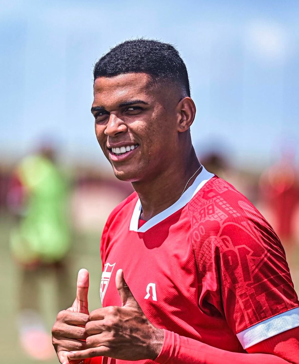 igormnf's tweet photo. @transf24hrs Vale o investimento, @Botafogo !! Pode contratar sem medo!! Baita zagueiro. Só tem um detalhe… a página que fez essa publicação errou na foto do atleta. O Henri é esse da foto que tô mostrando agora https://t.co/oDwxXVXJMj