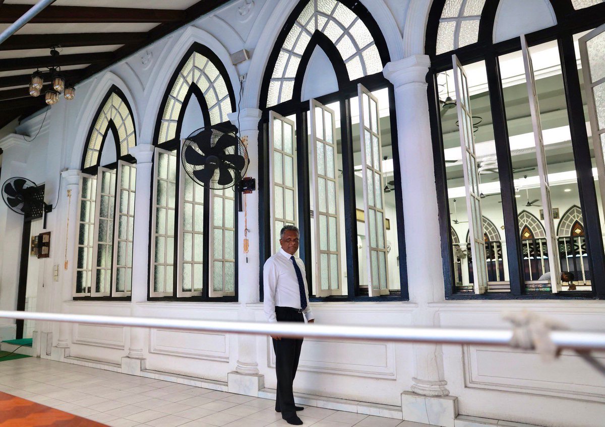 adamazim's tweet photo. ޤައުމެއްގެ ކާބަފައިން ދޫކޮށްފައިވާ މުހިއްމު އާސާރުތަކަކީ، އެ ޤައުމެއްގެ މޫނުބަލާ ލޯގަނޑު ކަމަށް ވާއިރު، ޤަރުނެއް ވާން ކައިރިވެފައިވާ ބަންޑާރަ މިސްކިތް ތަޅައިލުމަށް ސަރުކާރުން ނިންމި ނިންމުން އެއްގޮތަކަށް ވެސް ބަލައި ނުގަންނަން. ބާޑަރަ މިސްކިތަކީ ދިވެހިންގެ ދީނާއި ސަޤާފަތާއި ތާރީޚު ދައްކުވައިދޭ މުހިއްމު ރަމްޒެއް. އަދި މި މިސްކިތް ހުރި ހިސާބުގެ ގޮތުން މާލެ ސިޓީއަށް ޒިޔާރަތްކުރާ މީހުންގެ މެދުގައި ވެސް، މި ބިނާ އަކީ ވަރަށް މަޤުބޫލު ތަނަކަށްވަނީ ވެފައި. ބަންޑާރަ މިސްކިތް ތަޅައިލުމަކީ، ރާއްޖޭގެ ތާރީޚީ ބިނާތަކާއި ޘަޤާފީ ތަރިކަ ރައްކާތެރިކުރުމުގެ ޤާނޫނާ ވެސް ޚިލާފު ކަމަކަށް ވާތީ، ސަރުކާރުގެ މި ނިންމުން ބަދަލުކުރުމަށް އަޅުގަނޑު ގޮވައިލަން

#SaveBandaaraMiskiy