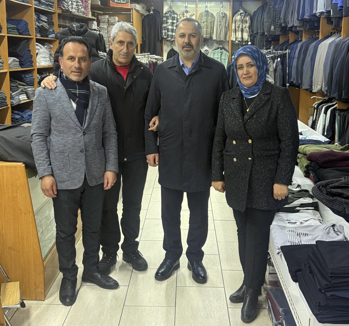 İl Başkanımız Hakan Aydın, Merkez İlçe Başkanımız Aytaç Ulutaş ve Kadın Kolları Başkanımız Gülten Özdemir, esnaflarımızı ziyaret etti.

Kıymetli esnaflarımızla sohbet ederek hayırlı işler ve bereketli kazançlar dilediler.

<a href="/kurtcancelebi/">Kurtcan Çelebi</a> <a href="/abuyukgumus/">Ahmet Büyükgümüş</a> <a href="/75HakanAydin/">Hakan Aydın 🇹🇷</a> <a href="/ulutasaytac75/">Aytaç Ulutaş</a>
