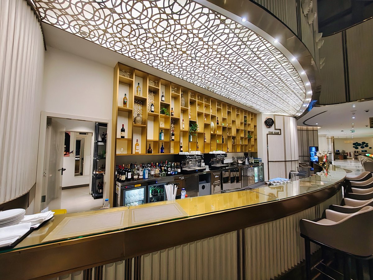 The Oman Air Business Class Lounge in Muscat: a pleasant place to spend a few hours before departure — nap rooms, showers, two dining areas, and great runway views when it’s bright. 

Full review: windowseatpreferred.com/2026/03/oman-a…
#OmanAir #AirportLounge #Muscat