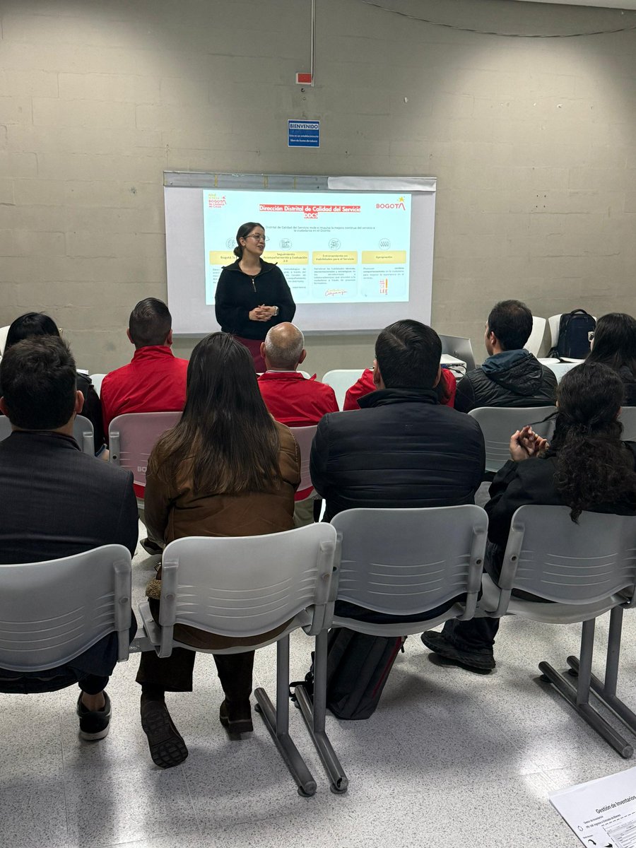 SecGeneralBog's tweet photo. ¡Crecemos para servirte mejor! Realizamos la inducción de 26 nuevos integrantes de la #RedCADE en el #SuperCADE 20 de Julio. Reforzamos protocolos y metas 2026 para seguir brindando una atención ciudadana cercana, eficiente y de calidad. 🏛️✨ https://t.co/kcVuhHUd47