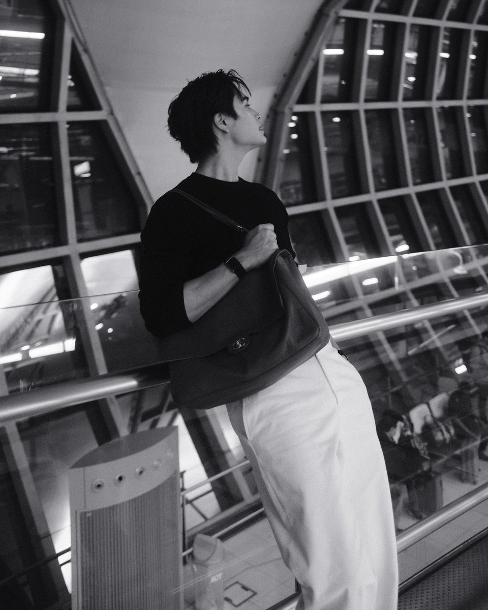 LOfficielThai's tweet image. #TravelInstyle เจมีไนน์–นรวิชญ์ เตรียมตัวบินไปร่วมชมโชว์ CHANEL คอลเลกชั่นฤดูใบไม้ร่วง-ฤดูหนาว 2026/27 ณ กรุงปารีส ในฐานะแบรนด์แอมบาสเดอร์คนล่าสุด

#LOfficielThailand
#CHANELFallWinter #CHANELShow
#gemini_nt