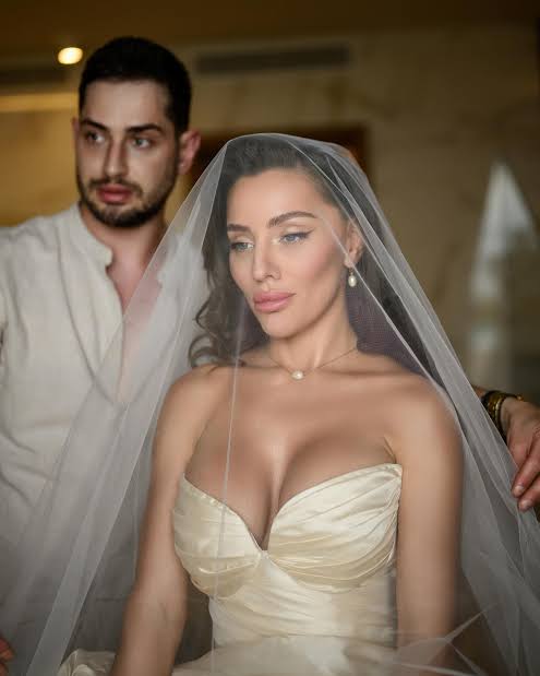 galluzzilucio's tweet image. È stata titolare di un’attività di produzione artistica e organizzazione di mostre chiamata “#SmartArt” e fondata nel 2016 assieme a #EkaterinaVinokourova, figlia dell’attuale ministro degli esteri russo #SergeiLavrov e moglie di #AleksandrVinokourov, uomo 
22/