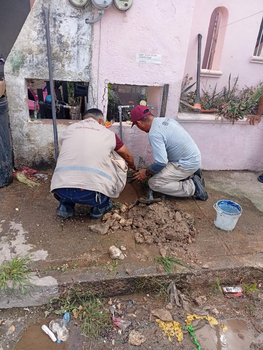 Muchas veces, una conversación puede ayudar a que las cosas se resuelvan más rápido en las colonias.

Visité a René, en Juan Pablo II, quien nos pidió apoyo con un glucómetro. Fui personalmente a entregárselo para saludarlo. Ya en la plática, me comentó de una fuga de agua en su