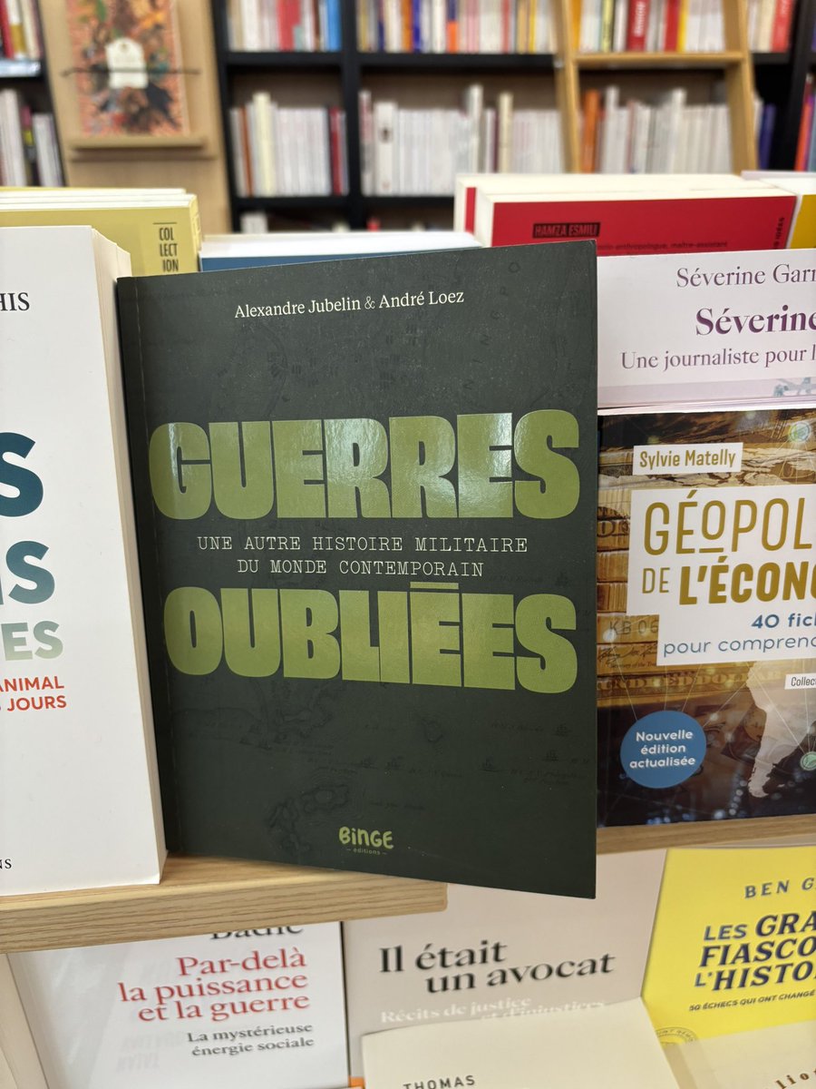 alexjubelin's tweet photo. Je viens de tomber là-dessus en librairie, apparemment c’est sorti hier et la couv est cool, quelqu’un sait si c’est bien ? 

En tout cas les cartes et l’icono sont canon https://t.co/qUQxlUc0FI