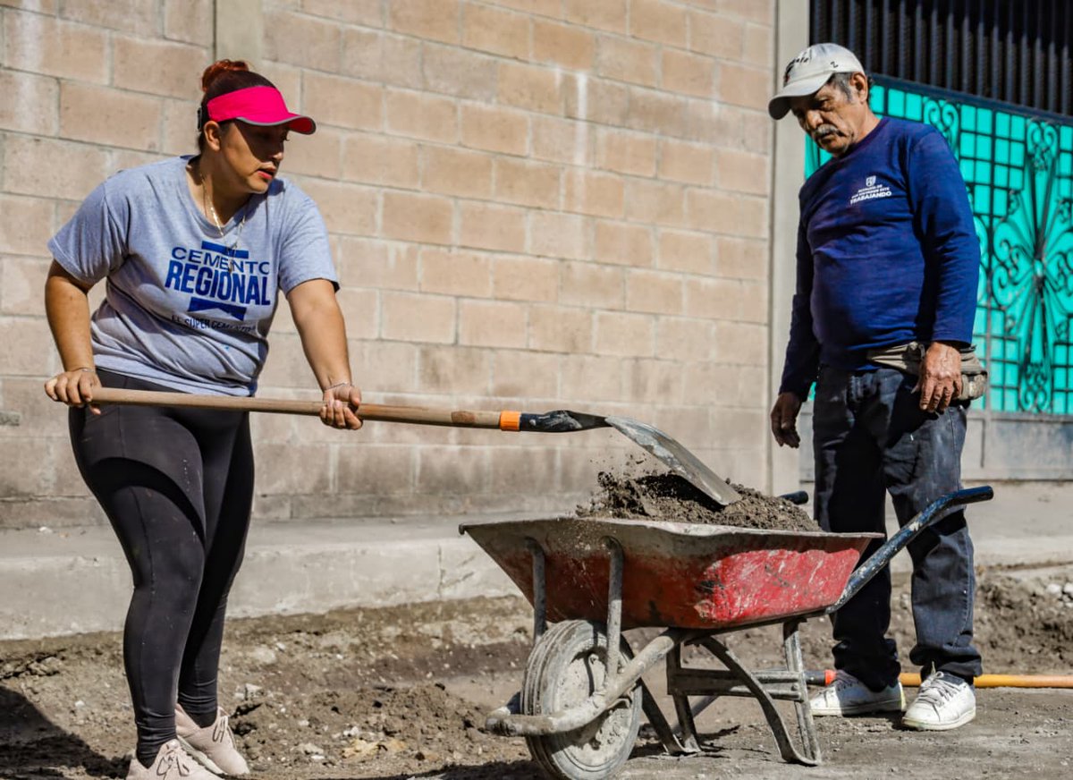 Equipos de Desarrollo Urbano ejecutan trabajos de pavimentación en un tramo de la calle Los Abetos, en el Distrito  Ilopango, mejorando la conectividad y brindando mayor seguridad vial a los habitantes del sector.🚧