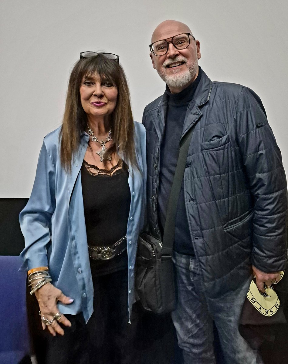 SpectrumNo1's tweet photo. Hoy hemos disfrutado de un encuentro con nuestra chica Bond preferida, la simpatiquísima Caroline Munro, Naomí en "La espía que me amó", homenajeada con el premio @SombraFestival  Leyenda.
Nos ha confirmado que tanto Roger Moore como Cubby eran 🔝(como ella)  😊
@Archivo_007 https://t.co/RybdZ6Cp7S
