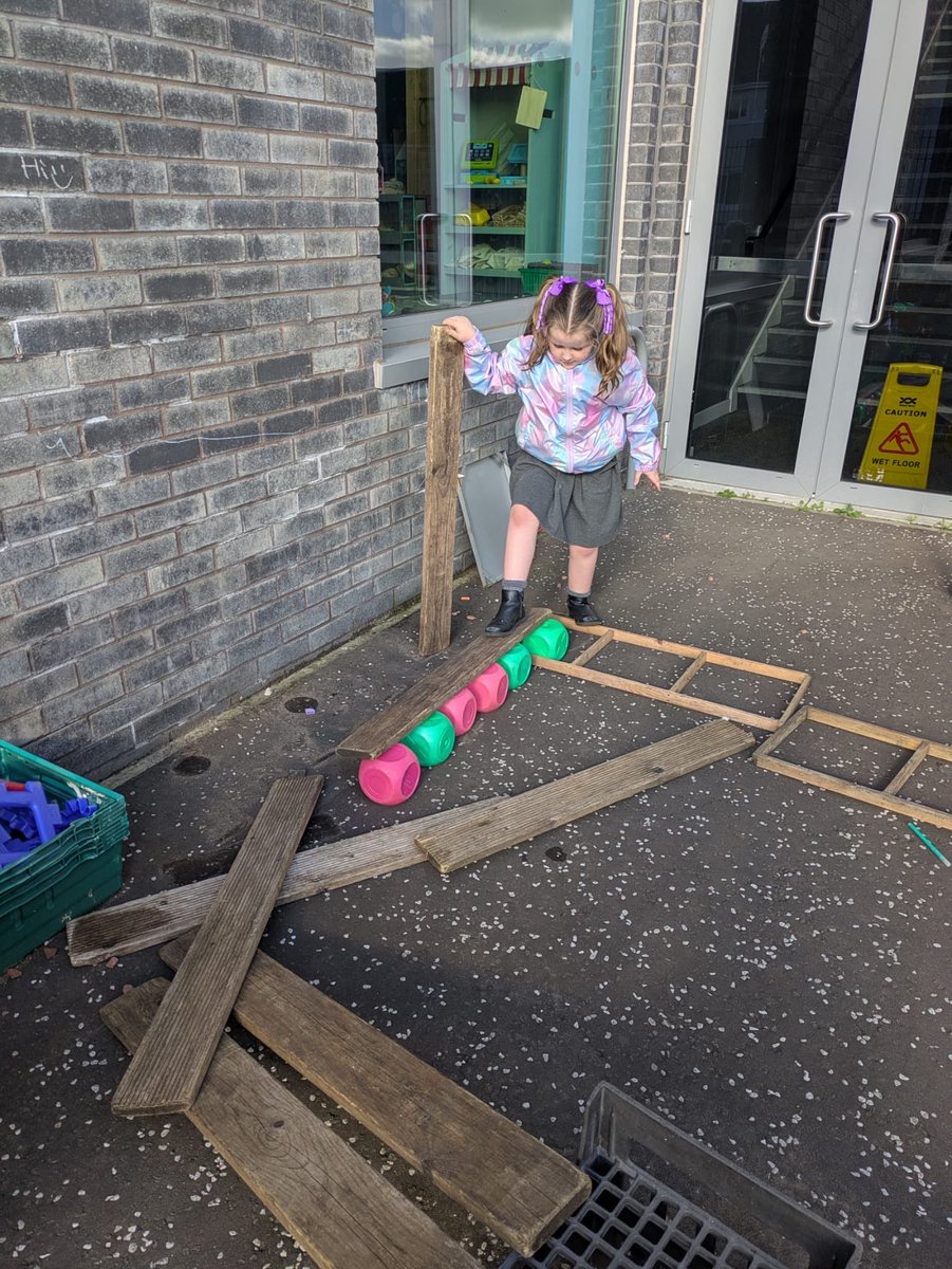 AitkenbarPS's tweet image. The children in P2 worked as a team to create a challenging obstacle course that required, speed strength and skill 🧠 🏃‍♀️ 💪 #learningthroughplay #teamwork