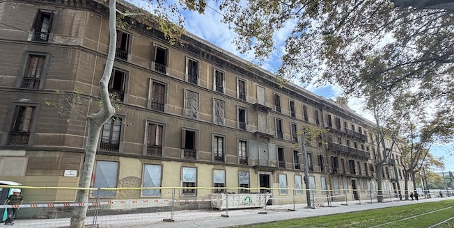 MadridProyecta's tweet photo. 💭La arquitectura pública y la regeneración urbana, sí, muy chulas en Barcelona. Pero en tema patrimonio hacen cosas incomprensibles.

Edificios condenados este año (uno ya demolido):

📍Barcelona
🗨️https://t.co/xtyX8Rgu5W
🗨️https://t.co/xTlwmKeCYA
🗨️https://t.co/9SX4YBcbF2 https://t.co/ONcFOTpNi5